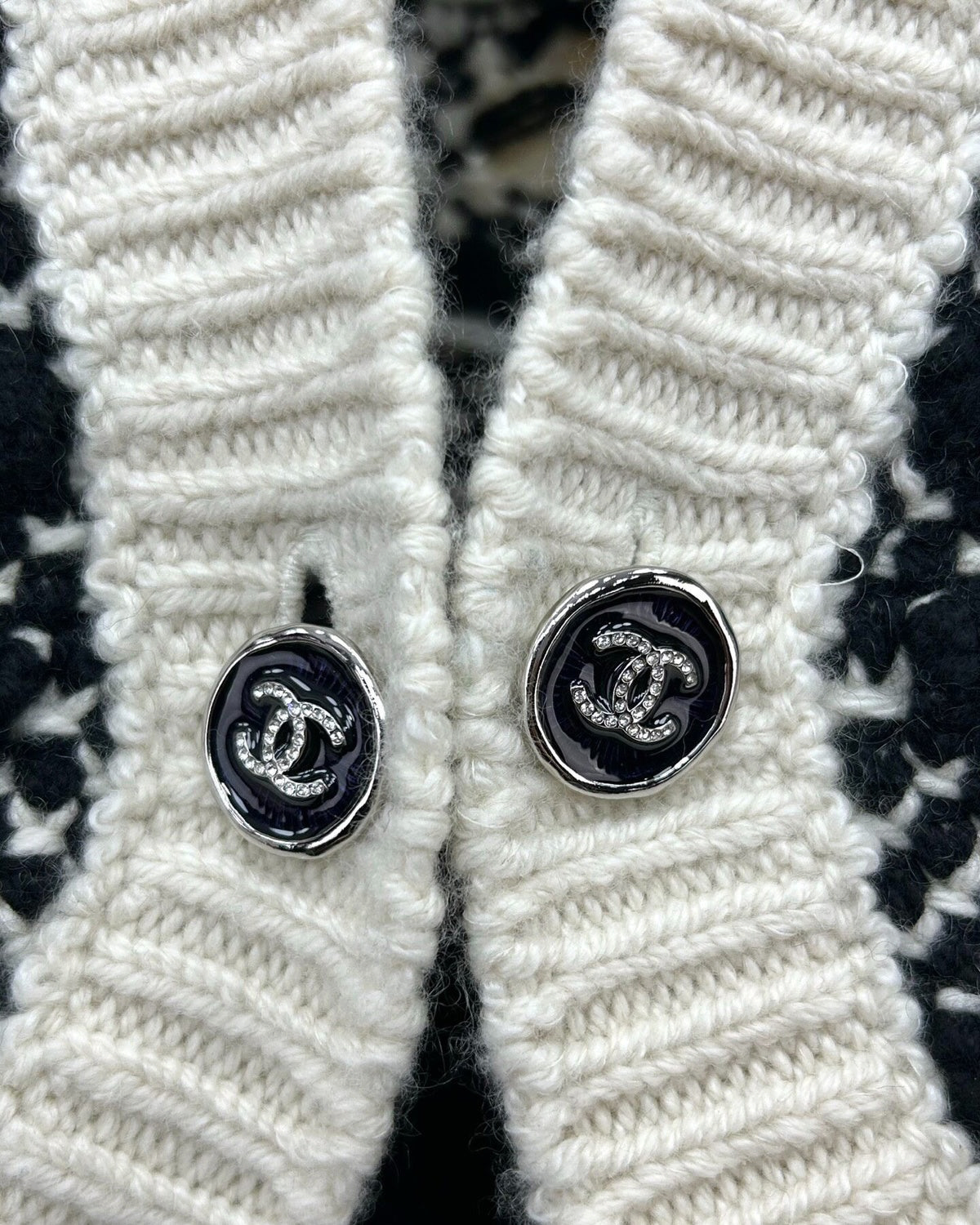 Chanel 21A Cashmere Floral Bobble-Stitch Vest Black, Beige/Ecru FR 34