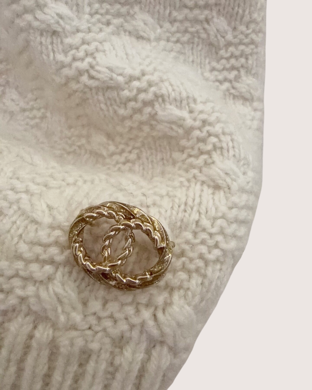 Chanel 23B Cashmere Chain-Trim Top Beige/Ecru, Gold FR 38