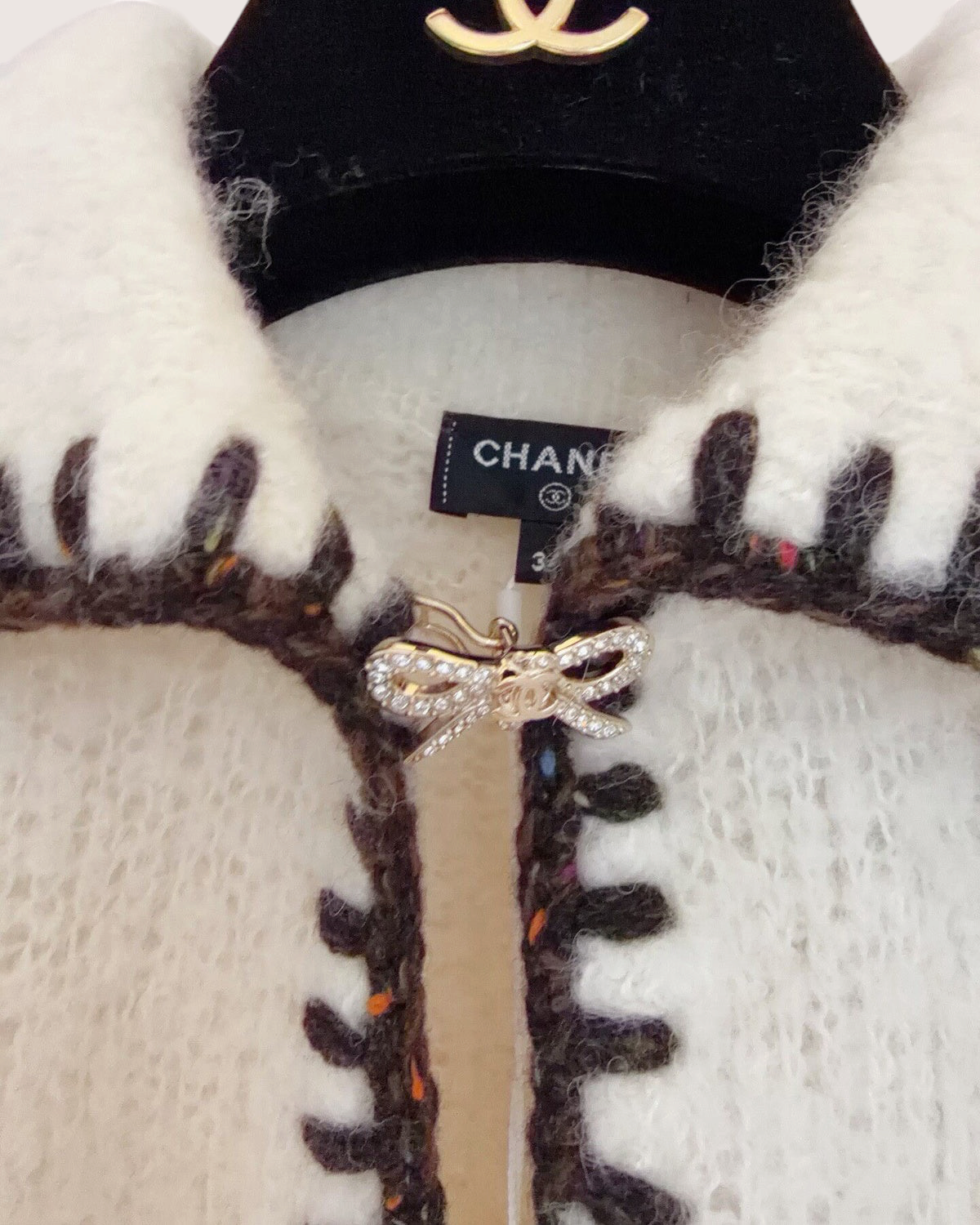 Chanel 25N Coco Neige Cashmere Blanket-Stitch Bow Short-Sleeve Sweater Beige/Ecru, Brown FR 34