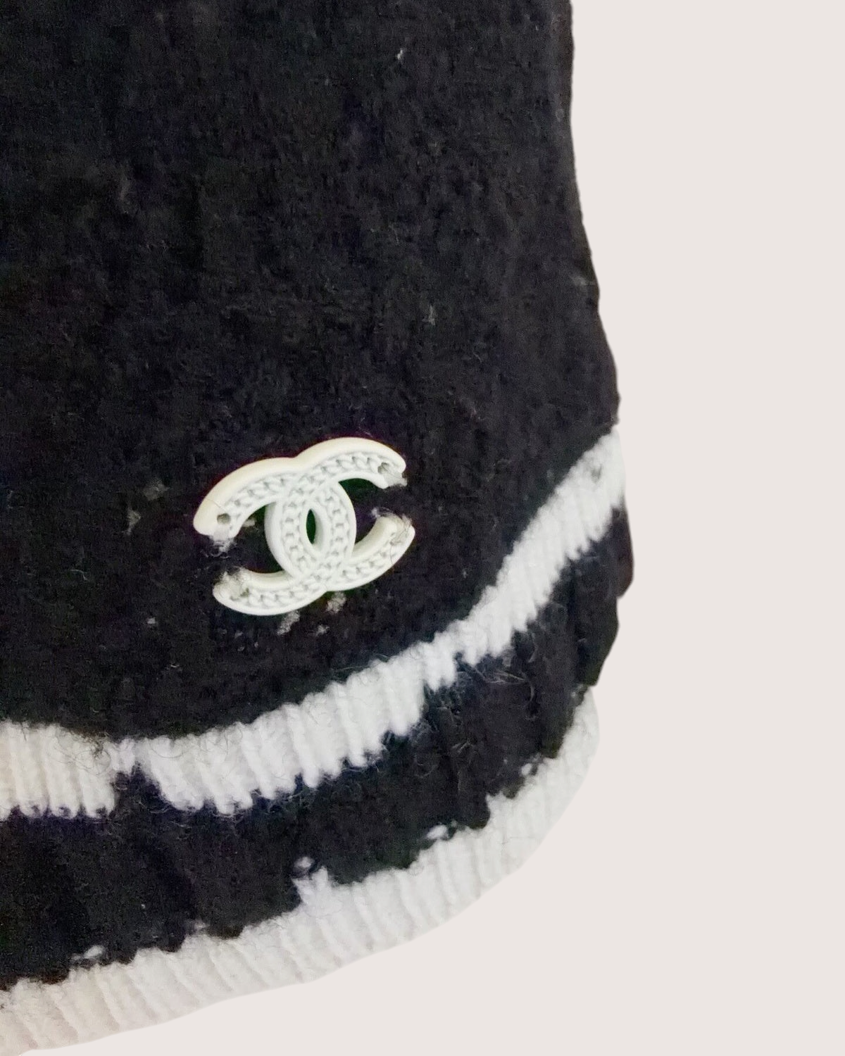 Chanel 22C Cashmere Contrast-Trim Crop Top Black, White FR 38