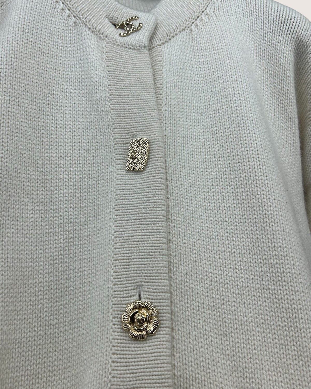 Chanel 22B Cashmere Round-Neck Cardigan Beige/Ecru FR 36