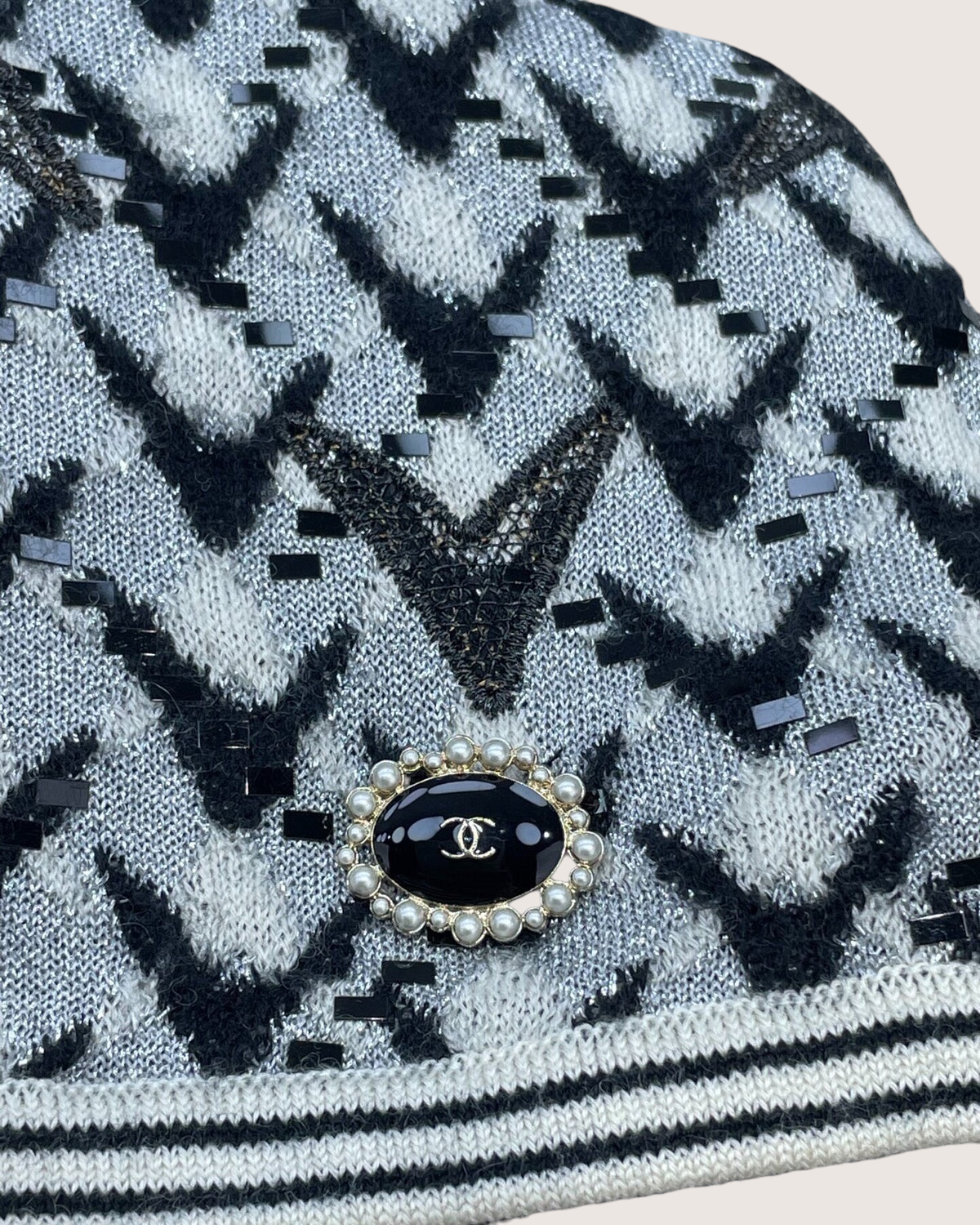 Chanel 21A Cashmere Sequin Chevron Sweater Grey, Black, White FR 34