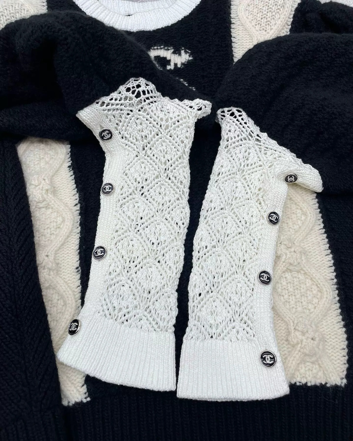 Chanel 21A CC Sweater Black, White FR 34