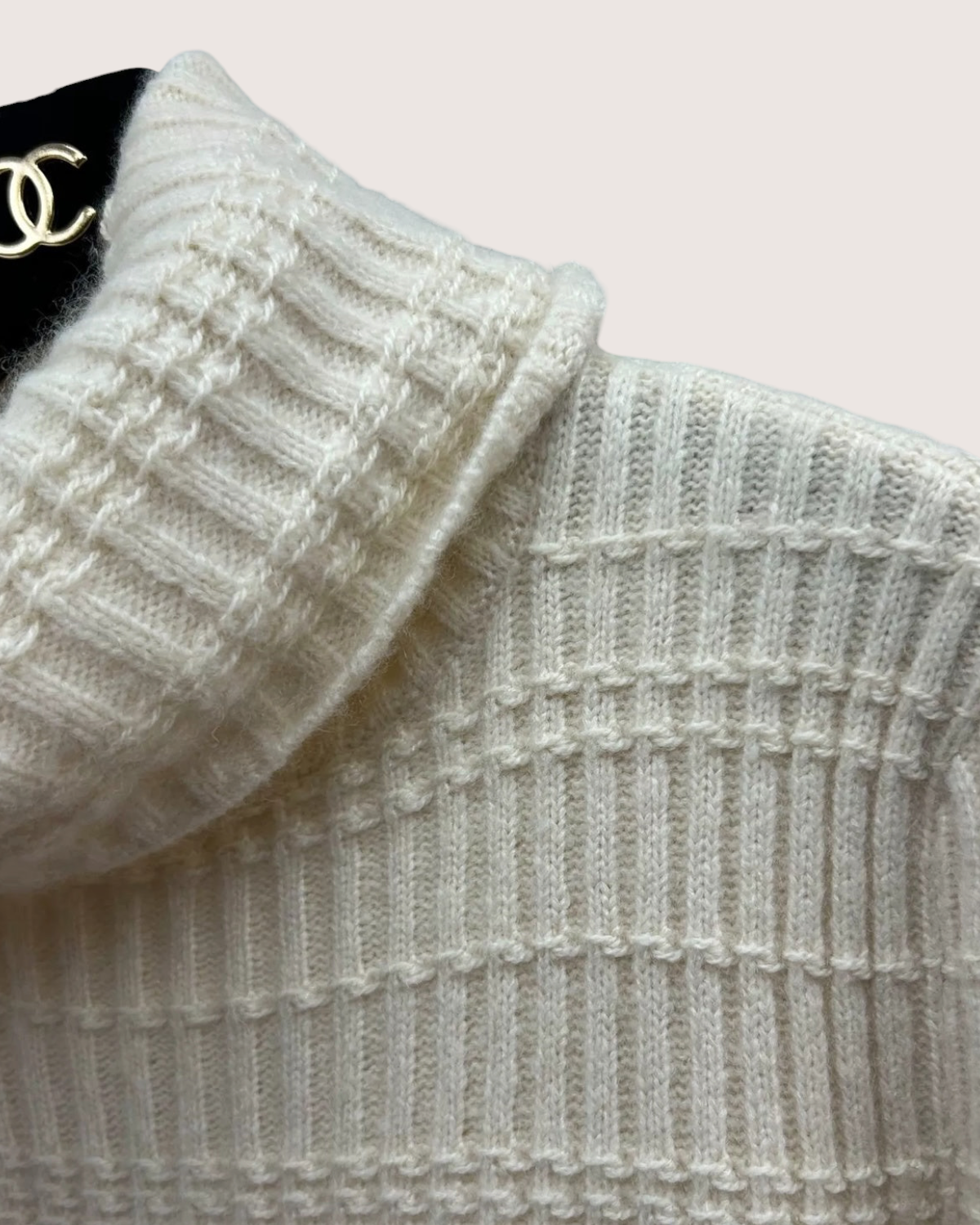 Chanel 18B Cashmere Turtleneck Sweater Beige/Ecru FR 34