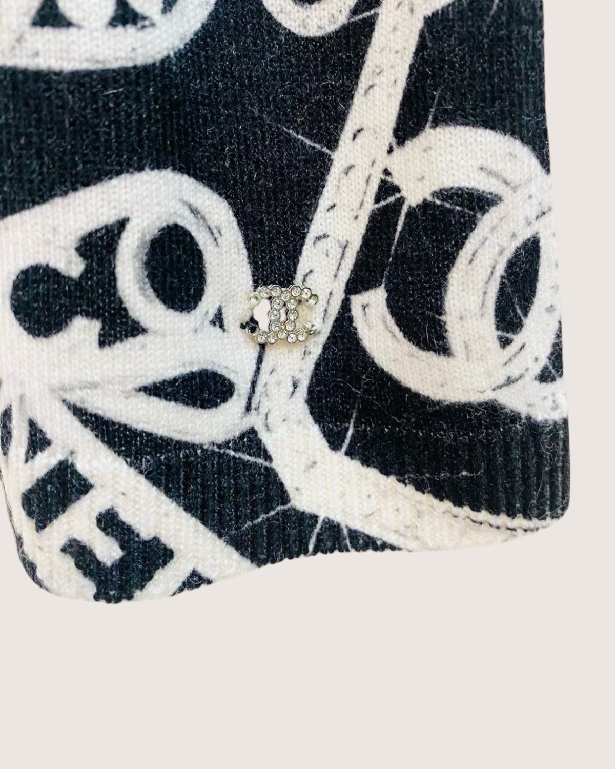 Chanel 23N Coco Neige Cashmere Jewelry-Print Top Black, White FR 34