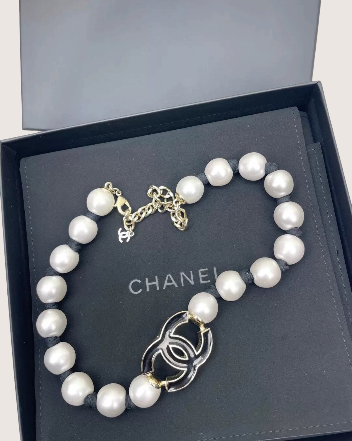 Chanel 25P CC Pearl Choker Necklace White ["One Size"]