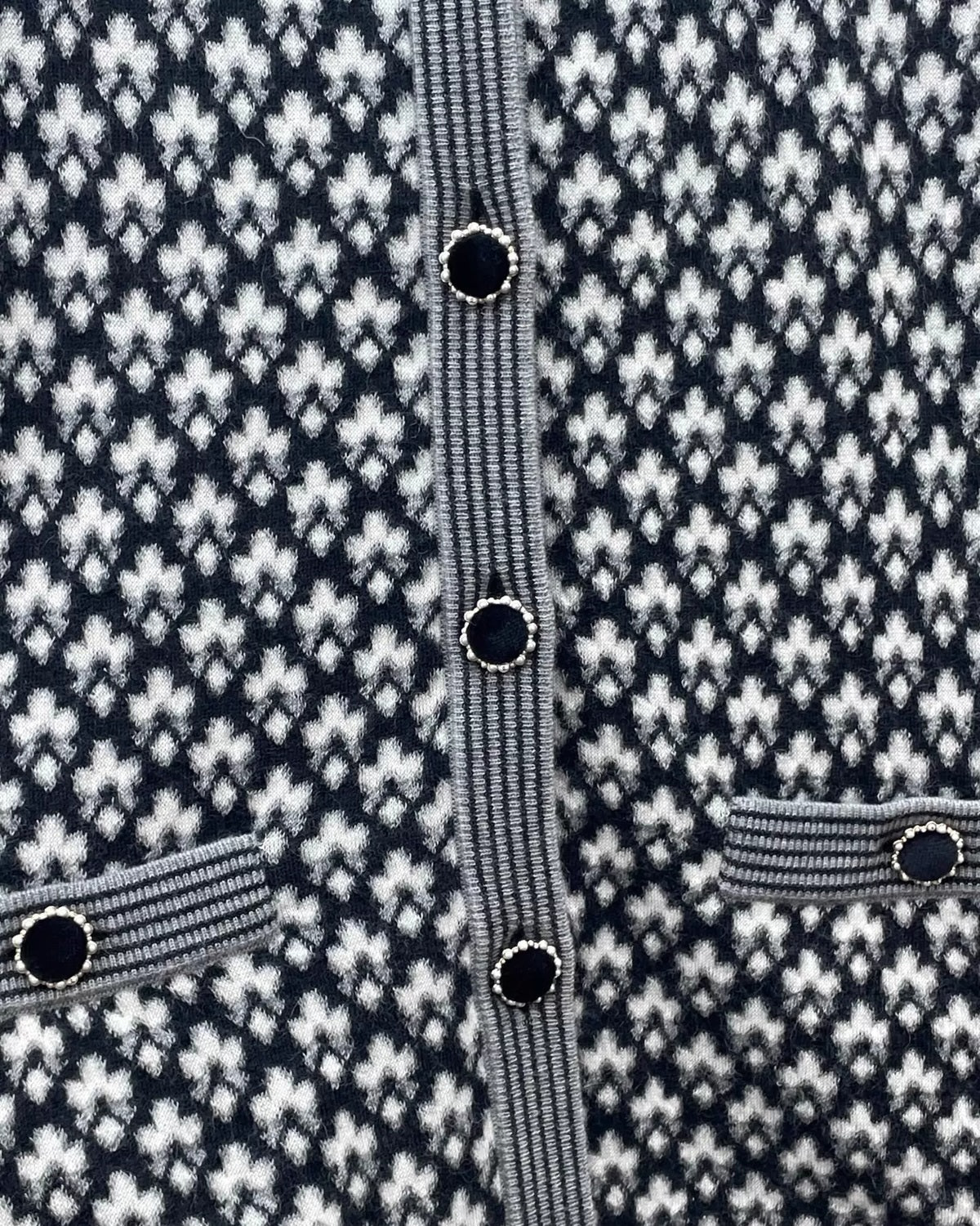 Chanel 21A Cashmere Cardigan Black, White FR 34