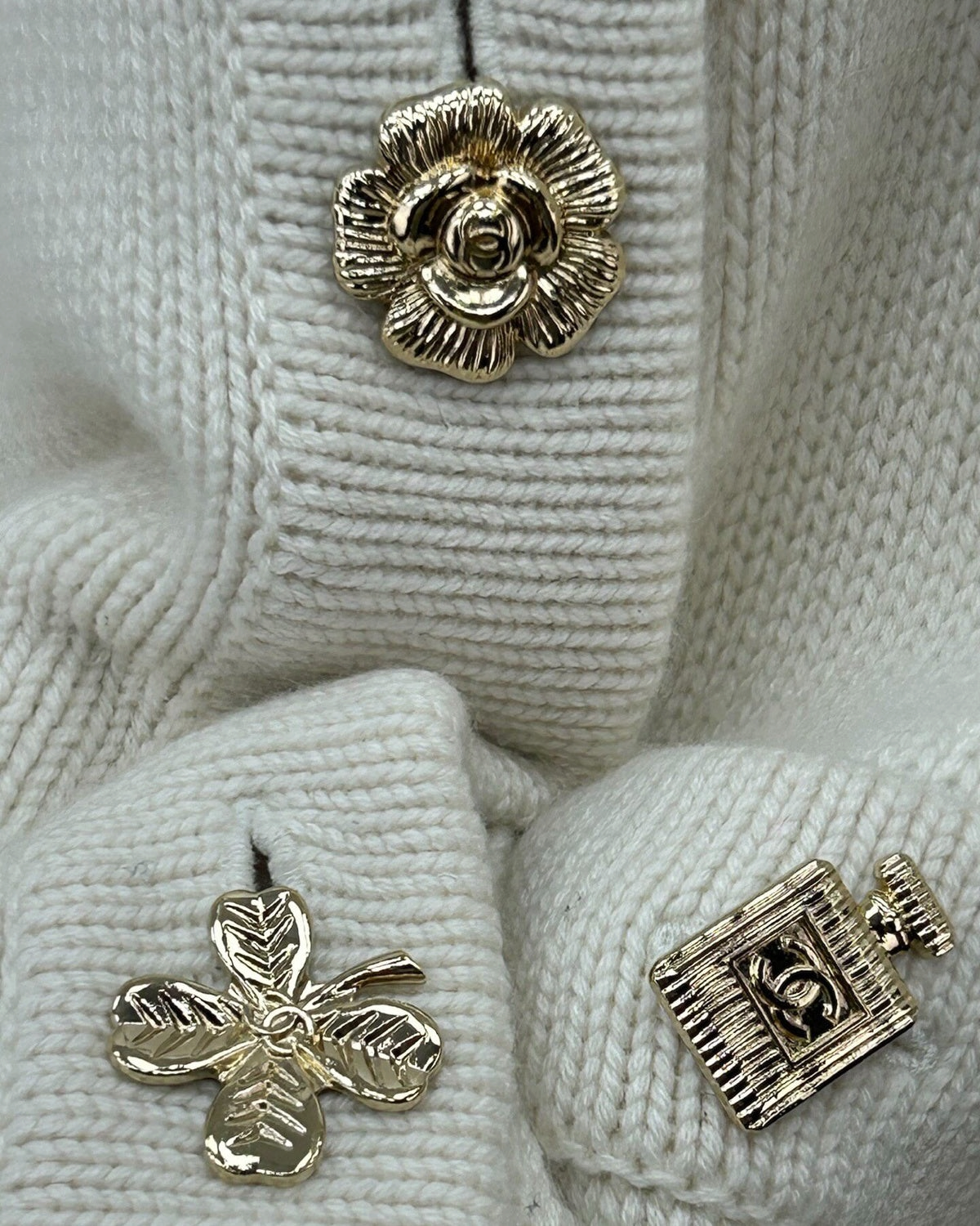 Chanel 22B Cashmere Round-Neck Cardigan Beige/Ecru FR 36